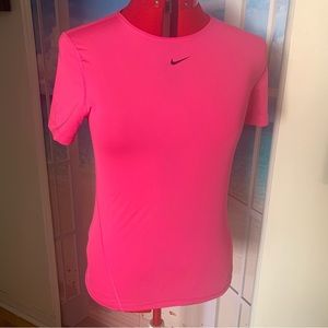 🚨10/20🚨 NIKE t-shirt fushia, size medium